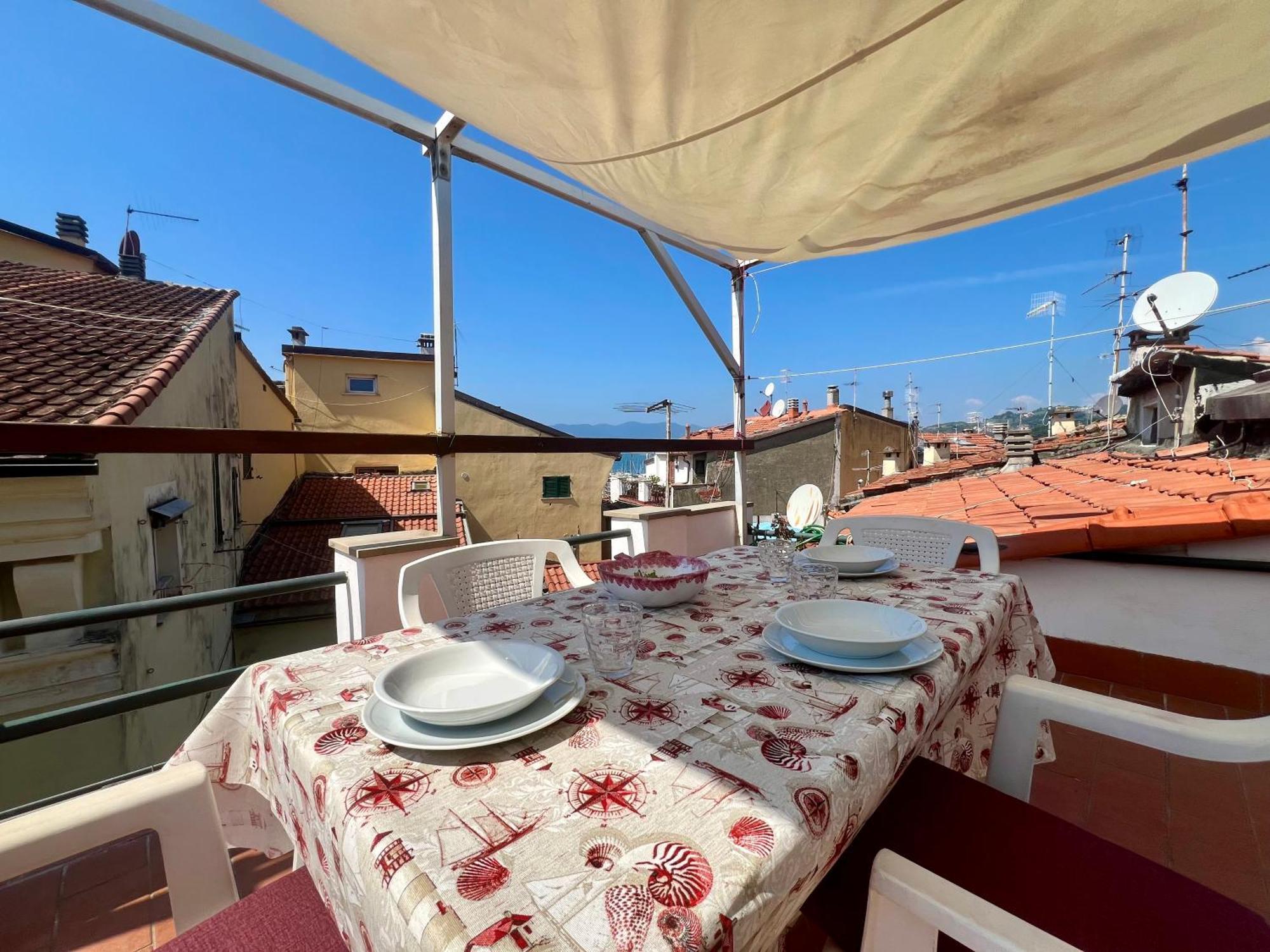 Апартаменты Terrazza Del Centro Леричи Экстерьер фото